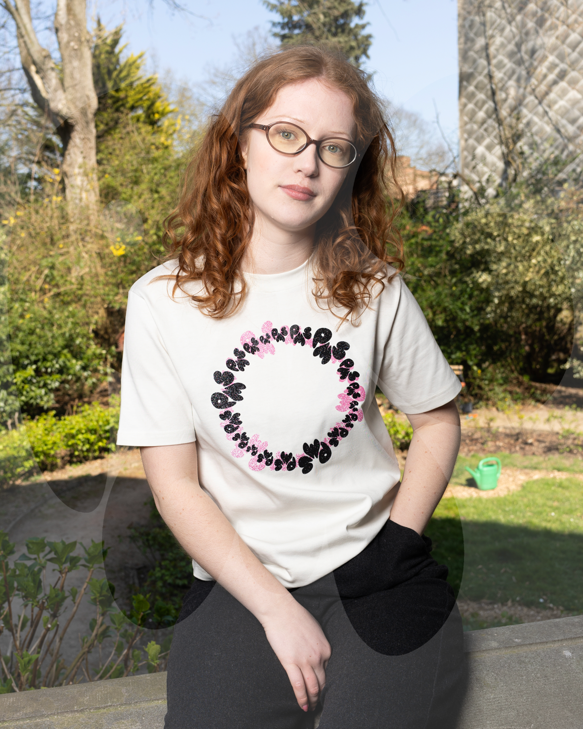 PINK AND BLACK GLITTER CIRCLE LOGO ON CREAMY-WHITE T-SHIRT (REGULAR FIT)